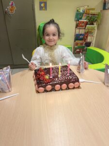 Lire la suite à propos de l’article Joyeux anniversaire Khadija 3 ans 🎂