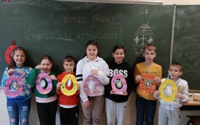 Voici les élèves en action et bien sur leur beaux bricolages pour Pâques ! :)